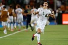 Issa Mandi celebrates Algeria's World Cup qualification after a win over Somalia.webp