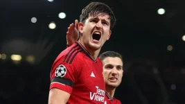 Maguire seeks pay cut to stay at Man United.webp