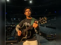 Joe Jonas denies cocaine rumors after viral nose-picking clip.webp