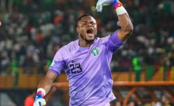 Eric Chelle defends Stanley Nwabali amid criticism.webp