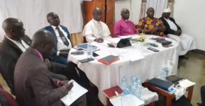 Clerics press King Oyo to restore the charter.webp