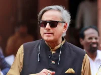 Tharoor jokes SRK is aging in reverse on 60th birthday.webp