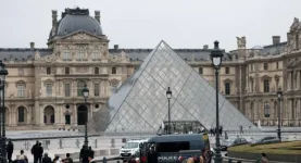 Louvre heist carried out by local thieves, not pros.webp