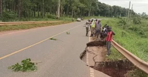 Karuma–Kamdini highway collapse disrupts northern Uganda trade route.webp