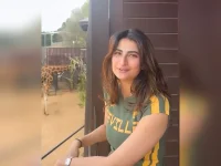 Palak Tiwari befriends giraffes in Australia, waits for a response.webp