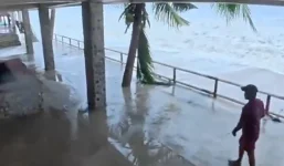 Typhoon storm surge nearly sweeps guests at a Philippine hotel.webp