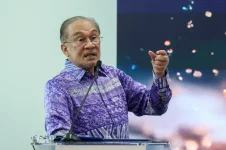 Anwar says Sabah revenue talks to speed up after new govt forms.webp