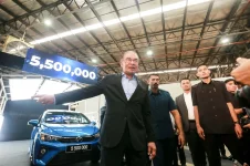 Anwar pledges to promote Perodua globally as Malaysia’s automotive ambassador.webp