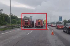 Trailer fire guts a load on Elite near KLIA.webp