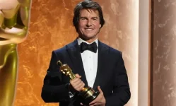 Tom Cruise receives an honorary Oscar in Los Angeles.webp
