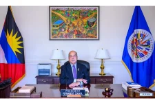 Sir Ronald Sanders collects top honour at UG.webp