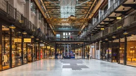 Retail sales drop as shoppers wait for discounts.webp