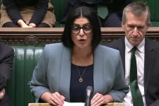 UK to extend foreign workers' wait for status.webp