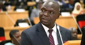 Opposition leader blasts budget, slams public service freeze.webp