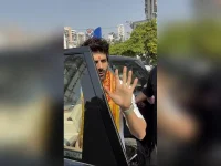 Kartik Aaryan seeks blessings at Siddhivinayak on his birthday.webp