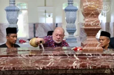 Sultan Ibrahim honours the royal family at the mausoleum on his birthday.webp