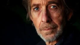 Jonathan Pienaar, South African acting legend, dies at 63.webp