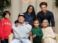 Arpita Khan celebrates her father, Salim Khan, on his 90th birthday.webp