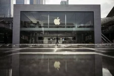 Apple trims sales staff, shifts to third parties.webp