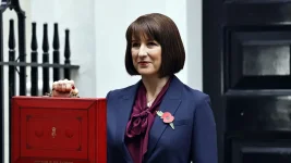 One in five UK homes can’t cover bills as incomes plunge.webp