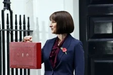 Rachel Reeves tells Labour MPs - back the full budget or nah.webp
