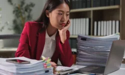 Senior associates least happy in UK firms, pay and culture are blamed.webp