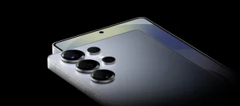 Galaxy S26 Ultra goes all black, bezels trick the eye.webp