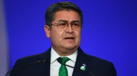 Trump vows pardon for drug lord Hernández, critics left fuming.webp