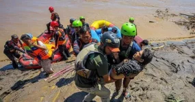 Sumatra reels as floods hit hard, survivors dig for hope.webp