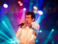 Sonu Nigam wows Hyderabad, thirty hits, no pause needed.webp