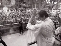 Amitabh Bachchan skips fan ritual, hearts still connect.webp