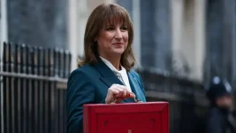 UK firms froze spending amid Budget rumor chaos.webp