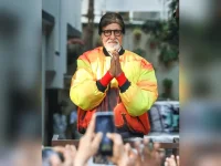 Big B begs the coach to let Shafali’s team eat pizza.webp
