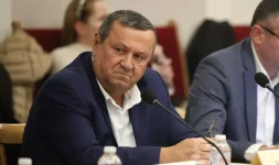 APS backs no-confidence push, government faces restless halls.webp