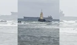 Drone-hit Russian tanker Kairos stranded, rough seas delay crew rescue.webp