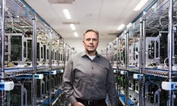 Apple’s chip chief eyes exit, tech world starts circling.webp