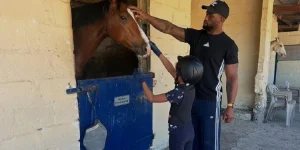Siya Kolisi’s father-son hug melts hearts, fans swoon again.webp