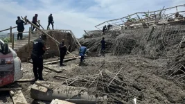 Temple collapse rocks Verulam, cliffside rescue races against time.webp