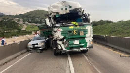 N3 truck crash halts holiday rush, gridlock grips drivers.webp