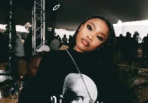 Yanda Woods levels up, peace sign throws shade at haters.webp