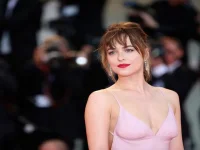 Dakota crashes Lily’s revenge anthem, cheek kiss included.webp