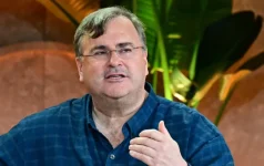 Hoffman hugs AI to hunt cancer, not just careers.webp