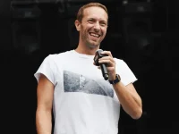 Chris Martin crashes a wedding with a surprise piano serenade.webp