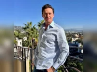 Hugh Jackman crashed Neil Diamond’s crib, karaoke included.webp