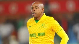 Nyandoro’s 2004 jersey is up for auction, with bids starting at $2K.webp
