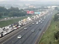 N12 floods shut down Joburg traffic, drivers urged to detour.webp