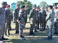 Indian Army brass inspect Bangladesh border amid regional unrest.webp
