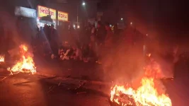 Protesters torch ex-minister's home, fury over Hadi death.webp