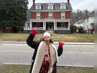 Ashley Judd sips snow cones, walks Kentucky roots.webp