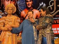 Ashutosh bows to Nitin Mukesh after a soulful bhajan.webp